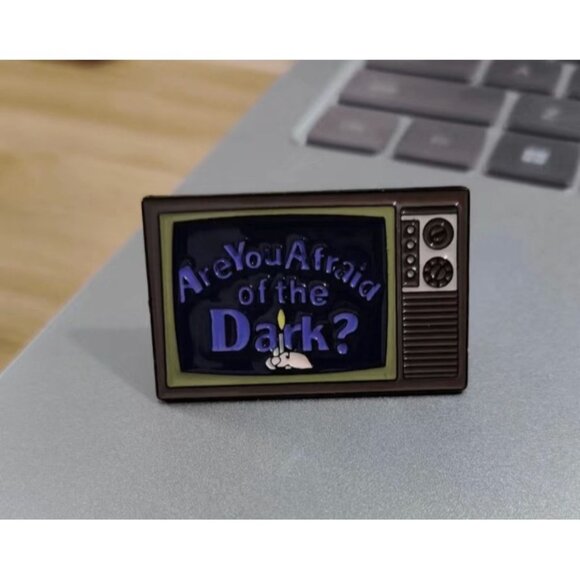 ARE YOU AFRAID OF THE DARK Nickelodeon 90s Tv enamel Backpack Pin NEW - Picture 1 of 3